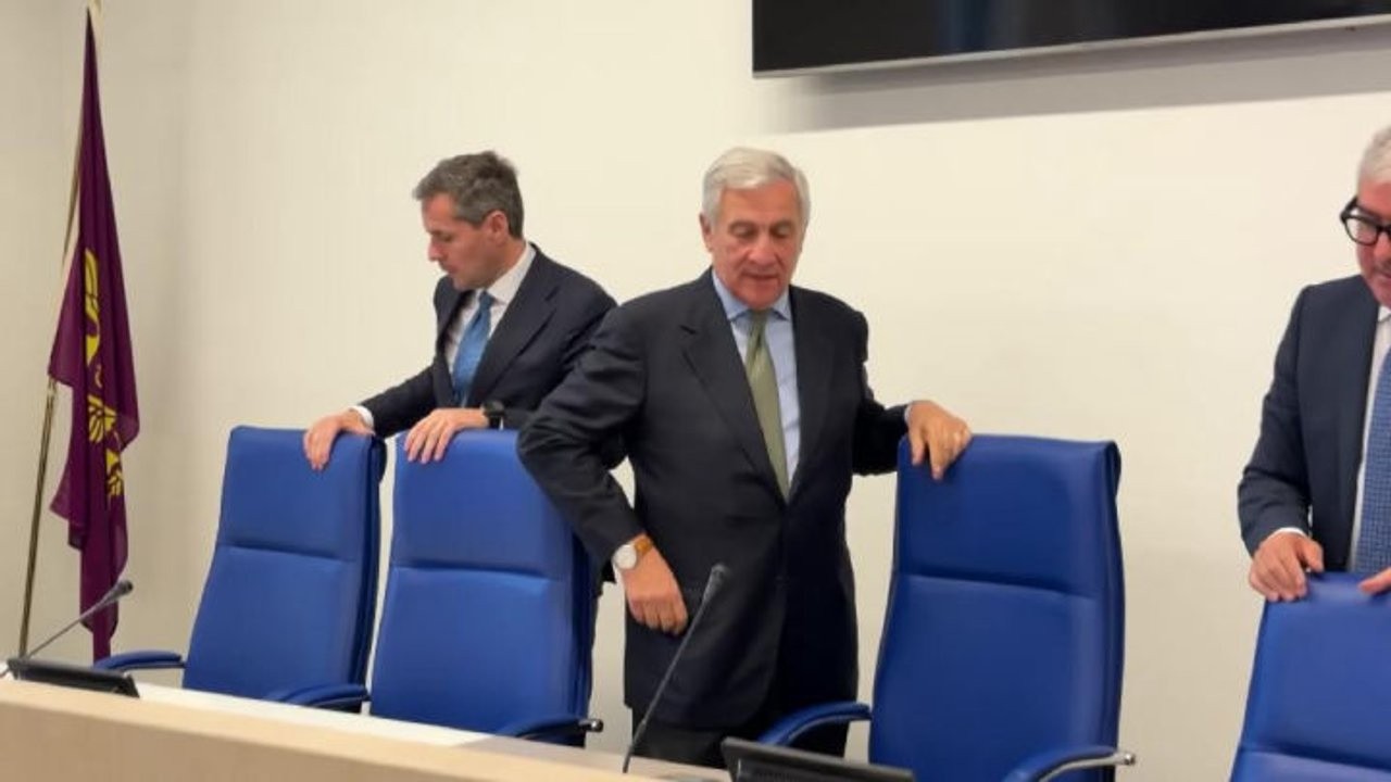 Tajani in Questura a Milano incontra dirigente ferito il 17 ottobre: Grazie alle forze dell'ordine
