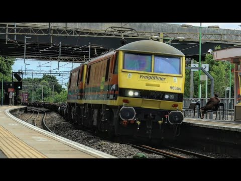 Freightliner 90004/90048 4M87 Felixstowe North F.L.T to Trafford Park F.L.T. @Kings Langley 01/06/22