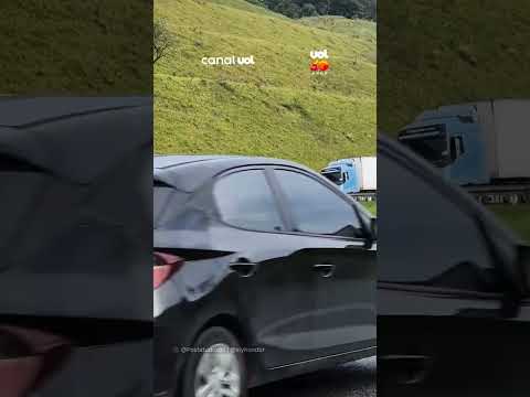 Homem morre atropelado por carreta ao caminhar em acostamento de rodovia