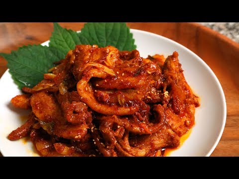 , title : 'Spicy Korean Stir-Fried Pork (Dwaejigogi-bokkeum: 돼지고기볶음)'