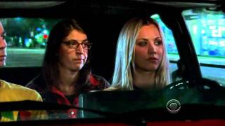 Penny, Sheldon et Amy en voiture