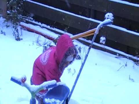 Kelis en Touriya spelen in de sneeuw