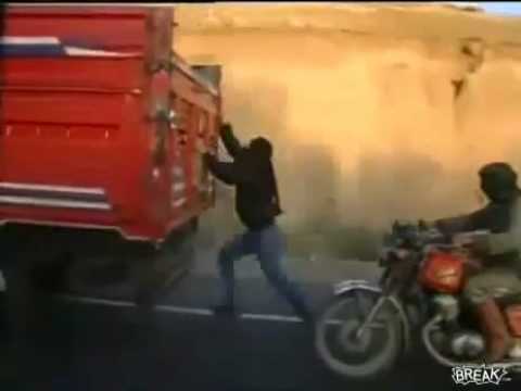 Ladrao rouba ovelha de caminhao em movimento