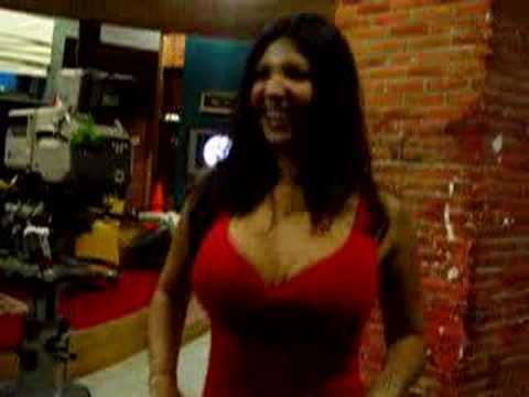 Gloria Ordoñez dando brinquitos