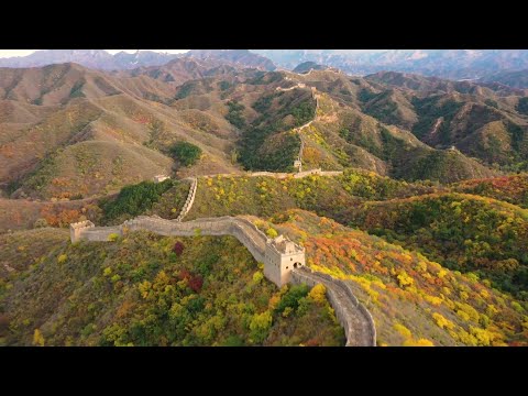 Cenário espetacular do final do outono na Grande Muralha de Jinshanling, em Chengde, província de Hebei