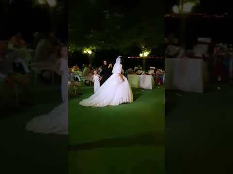 bır kızıl goncaya benzer dudağın