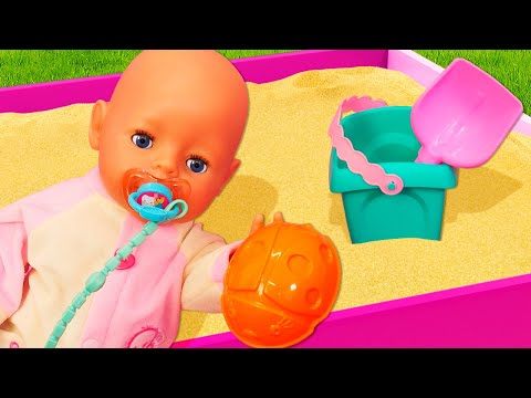 Giochi con la sabbia con una tata perfetta. Bambole per bambini. Video per i bambini piccoli