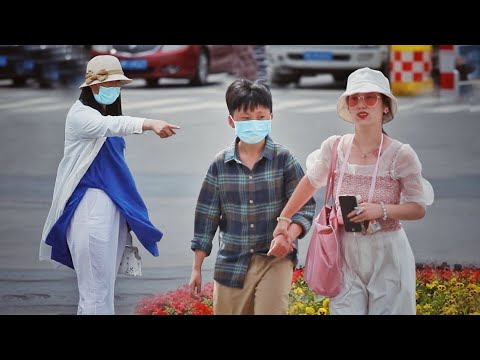 男孩被後媽當眾惡劣對待，路人怒吼：孩子是無辜的，你配做母親嗎