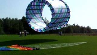 preview picture of video 'Spinsock by Doug LaRock,  at the Dieppe 2009 Kite Festival'