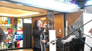 Pdt Femmy is singing in GM di Belanda