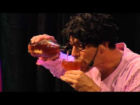 Oropax Pinski trinkt Wein