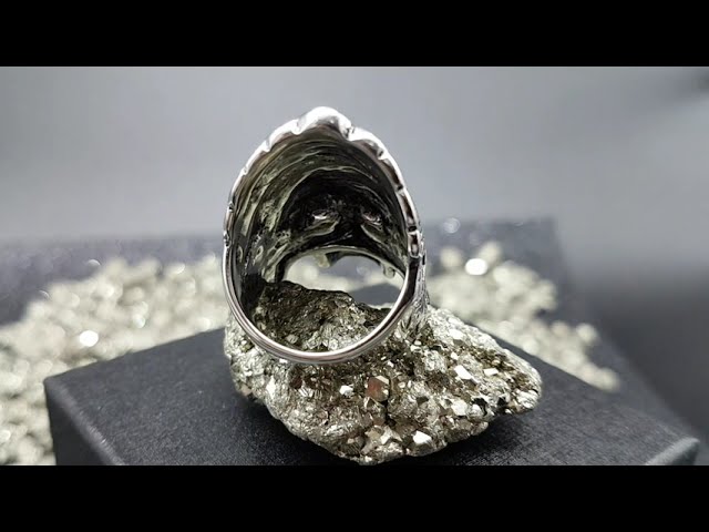 Vídeo relacionado con JewelryWe Anillo de calavera para hombre, anillo de hombre de acero inoxidable, banda biker gótica, anillo de acero inoxidable con calavera para Halloween, Navidad, negro plateado, tallas 54 a 76