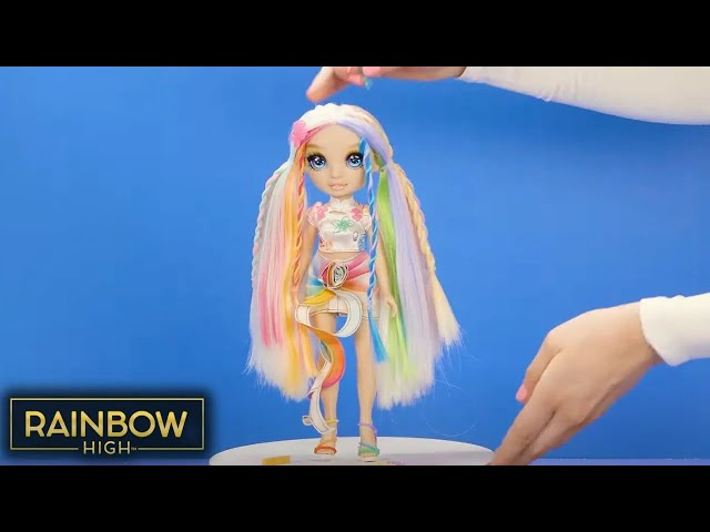 Vídeo relacionado con RAINBOW HIGH Hair Chalk & Style Muñeca - Amaya - Muñeca Rainbow de 28 cm, Tiza Lavable para el Pelo, Colorea, Peina, Juega, Enjuaga y Repite, para Niños de 4 a 12 Años o Más