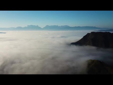 Um mar de nuvens espalhado pela montanha Tianmen, cidade de Zhangjiajie, província de Hunan