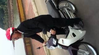 preview picture of video 'Chết cười với cụ già đi xe máy tán gái trên đường'