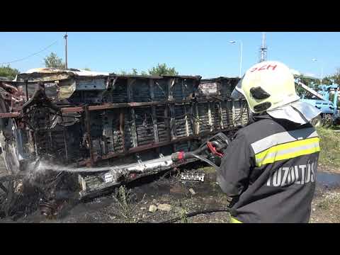 Autóbontás közben lángra kapott és kiégett két roncs egy szombathelyi telephelyen