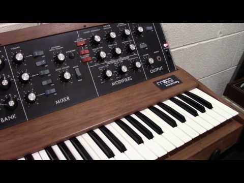 Behringer MODEL D Synthesizer - Video