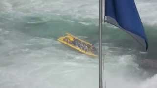 Schiff im Rheinfallbecken legt am Felsen an