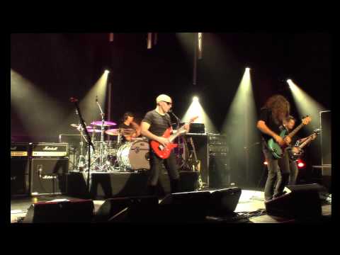 Video thumbnail for Satch Boogie (Live in Montreal)