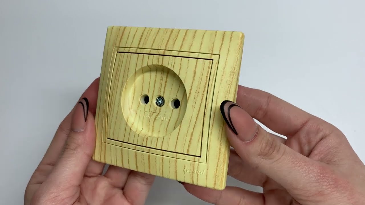 Розетка одинарная б/з LEZARD Mira дуб отбеленный 701-5252-121