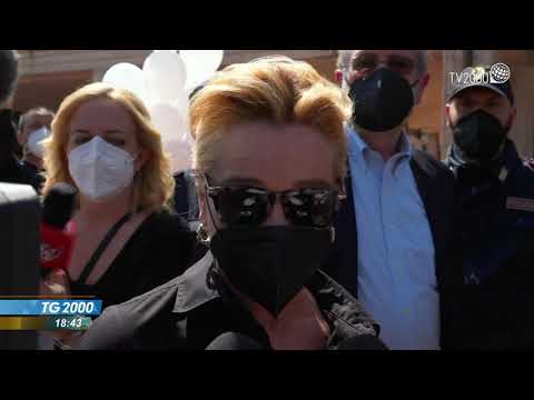 Incidenti sul lavoro, nel pistoiese i funerali di Luana uccisa a 22 anni