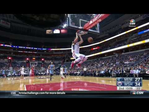 Jason Smith cruises to easy dunk after steal