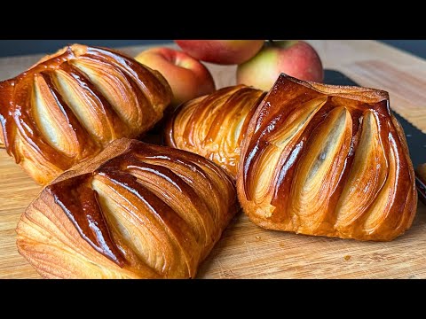 Recette des CHAUSSONS aux POMMES de boulanger avec la pâte à croissant .