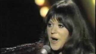 Melanie performs "Peace Will Come (According to Plan)"