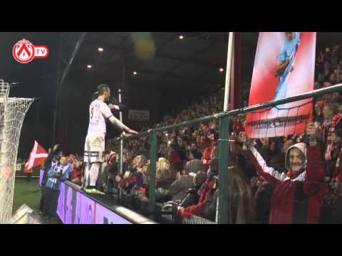 Topschutter Santini en assistkoning Chevalier vieren de 6-0 zege met de fans.