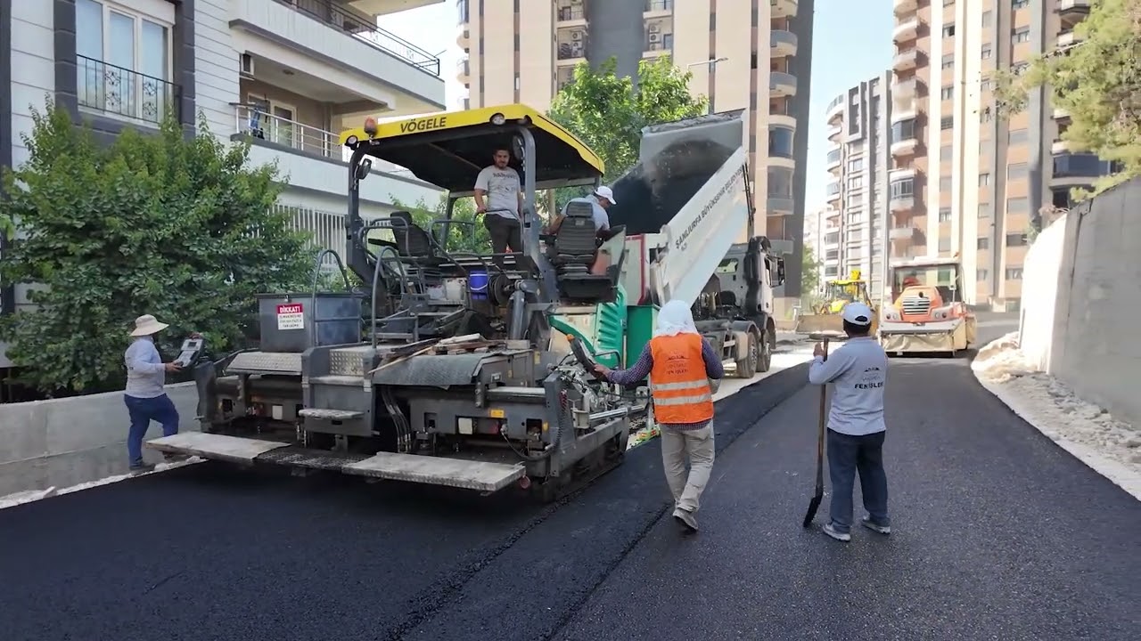 BÜYÜKŞEHİR, AKPIYAR MAHALLESİ’NDE YOLLARI SICAK ASFALTLA YENİLİYOR