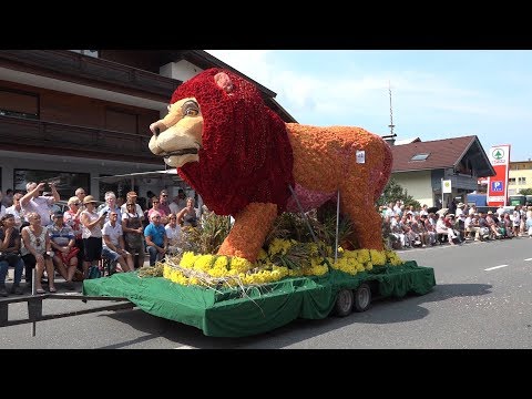 22.Blumenkorso 2019 in Ebbs, Österreich, Hödnerhof, Dahlienblüten, Oldtimer, Traktor