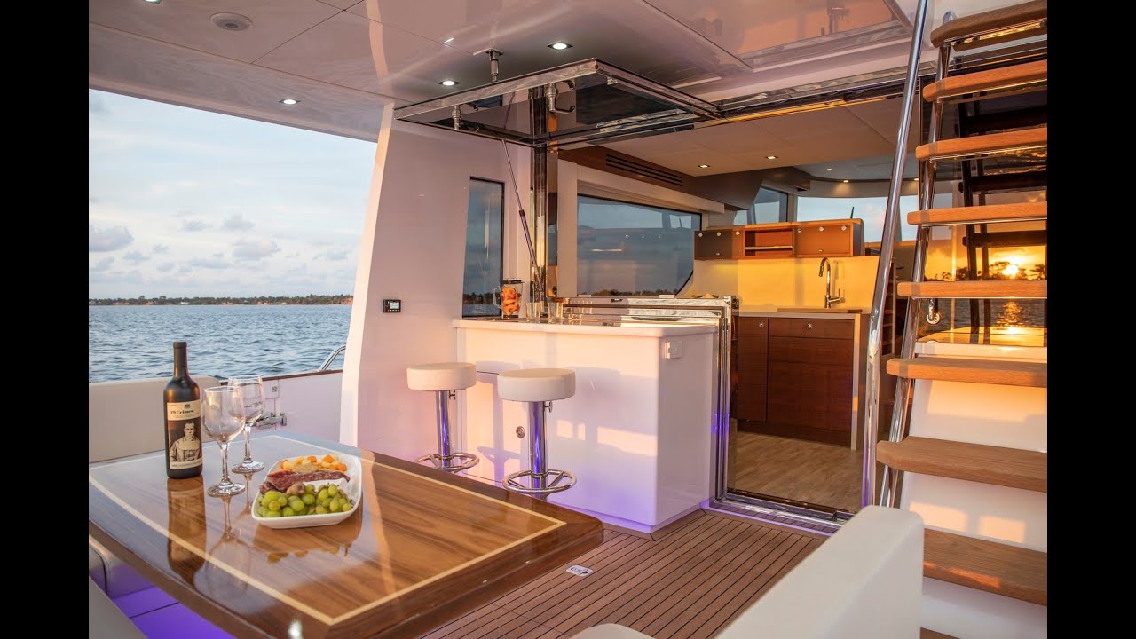 Summit 54 MotorYacht - Review