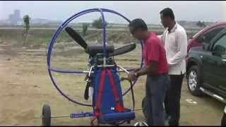 preview picture of video 'Paramotor trike from Parazoom Triostar with 4 stroke Briggs Stratton Vanguard engine'