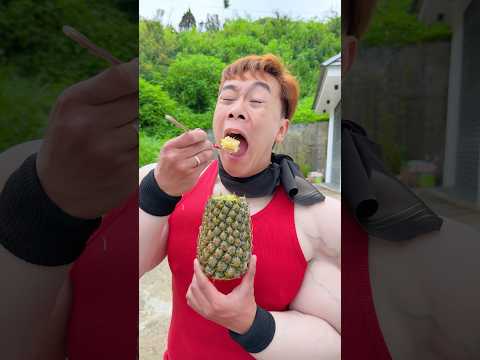 Scout ate her dad's pineapple.🍍😂 スカウトは父親のパイナップルを食べた。