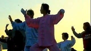 Video : China : Early morning Tai Chi by the Bund, ShangHai 上海
