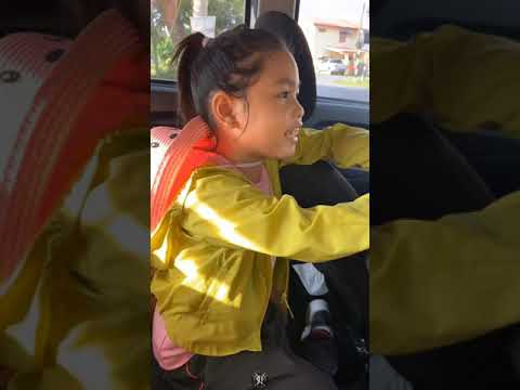 BORNEO - Canada Hill, Miri. (Grand Old Lady). Leisure Hike with Aleesya.