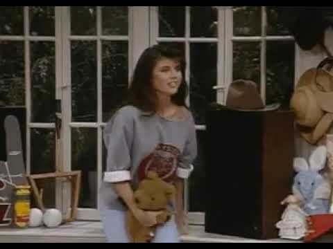 Kelly Kapowski wears grey Bayside shirt, light blue skinnies, and white keds (throwback)