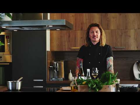 Přemek Forejt prezentuje své bílé víno Signature Chef /  Signature Chef by Premek Forejt