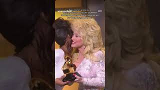 Download lagu When Dolly Parton Gave Whitney Houston the Grammy for I Will Always Love You 🎶  #VintageGlam mp3