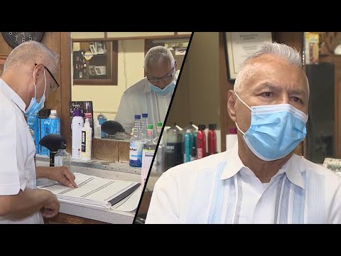 理髮師感謝顧客為今後的理髮付費。 (Barber Thankful for Customers Paying for Future Haircuts)