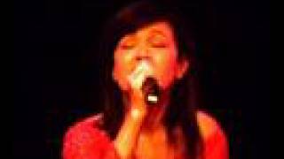 Cláudia canta "Preciso Aprender a Ser Só"