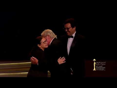 تكريم المخرجة إلديكو إنيدي بجائزة الهرم الذهبي لإنجاز العمر في ختام مهرجان القاهرة السينمائي