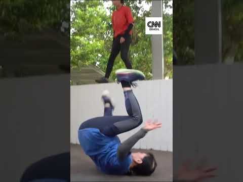 Aulas de parkour ajudam idosos em Singapura a cair melhor