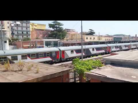 Treno Pellegrini Ventimiglia-Siracusa in arrivo alla stazione di Battipaglia.