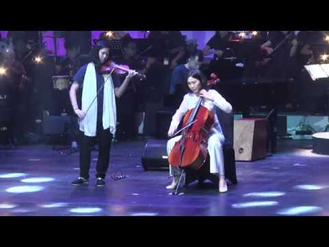 Wouw...ternyata  Veronica Tan(istri ahok) mahir memainkan alat musik Cello di operet Aku Anak Rusun