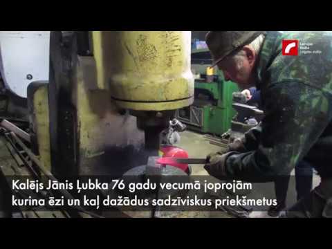 Mākslinieka darbistabā kalējs Jānis Ļubka