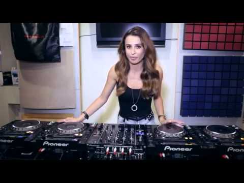 Juicy M showing how to mix without headphones on vinyl, DVS and CDJs