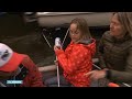 Vrijwilligers vissen Amsterdamse grachten schoon na Koningsdag - RTL NIEUWS