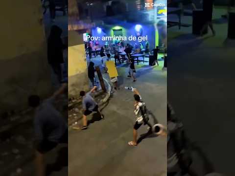 Guerra em quebrada  😳 ( disparo de arma de gel ) #arminhadegel #arma #brunquedo #arminhadegelsp