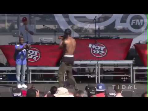 Travis Scott kicks his cameraman Jameer Pond off stage HD